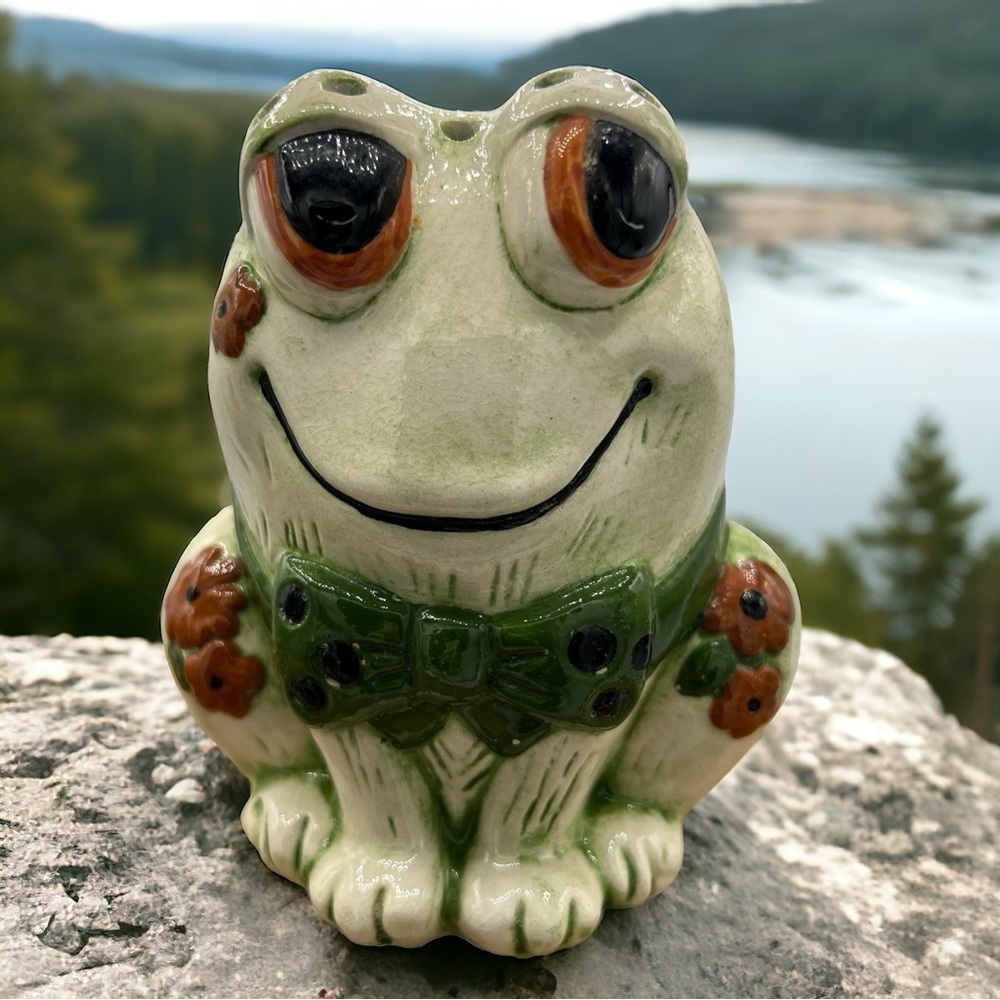 Vtg 70s Frog Powder Shaker Ceramic Bowtie Flowers 4.75" Hobbyist